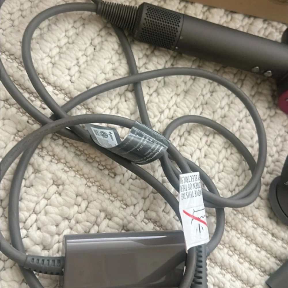 Dyson Supersonic Hair Dryer with Attachments - Picture 3 of 8